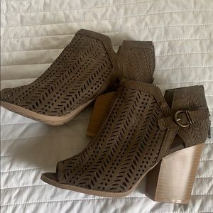 Women’s 7.5 Charlotte Russe chunky heel